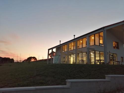 Imagen de los exteriores del Hostel Langre Wayve House. Foto 6
