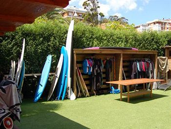 Imagen de los exteriores del Hostel Las Dunas, Castrill&oacute;n. Foto 8