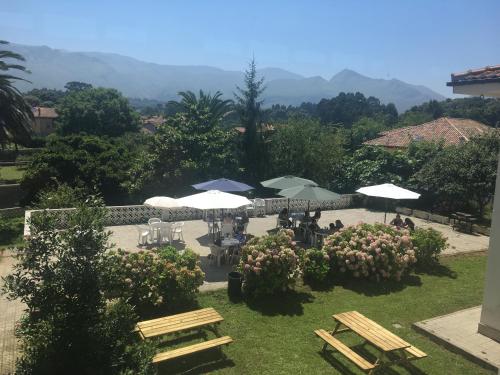 Imagen de los exteriores del Hostel Llanes International. Foto 6