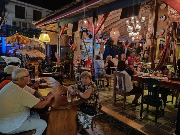 Imagen del bar/restaurante del Hostel Lovina Central. Foto 4