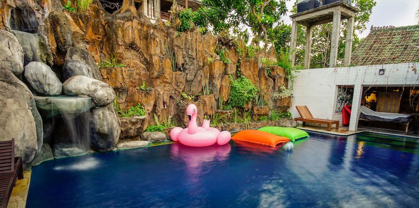 Imagen de la piscina del Hostel Lovina Central. Foto 18