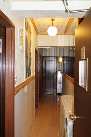Imagen de los interiores del Hostel Lucky, Hong Kong. Foto 9