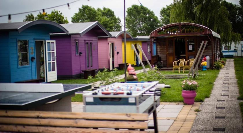 Imagen de los exteriores del Hostel Lucky Lake. Foto 3