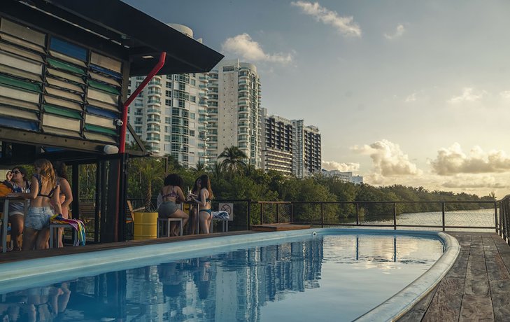 Imagen de la piscina del Hostel Mayan Monkey Cancun. Foto 14