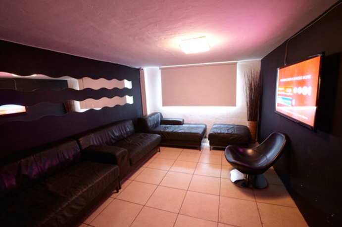 Imagen de los interiores del Hostel Miami International by Lowkl. Foto 10