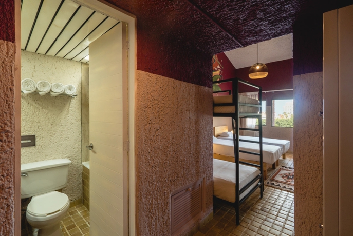 Imagen de la habitación del Hostel N&iacute;lu Cancun Zona Hotelera by Selina. Foto 13