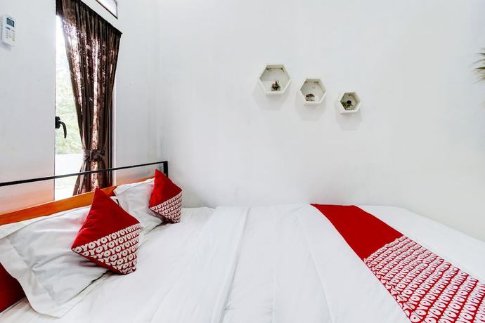 Imagen de la habitación del Hostel OYO 90124 Oemah Ratu Syariah. Foto 6