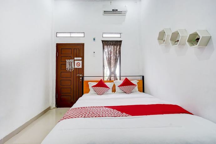 Imagen de la habitación del Hostel OYO 90124 Oemah Ratu Syariah. Foto 8