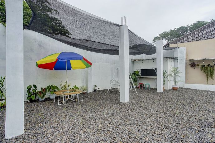 Imagen de los interiores del Hostel OYO 90124 Oemah Ratu Syariah. Foto 15