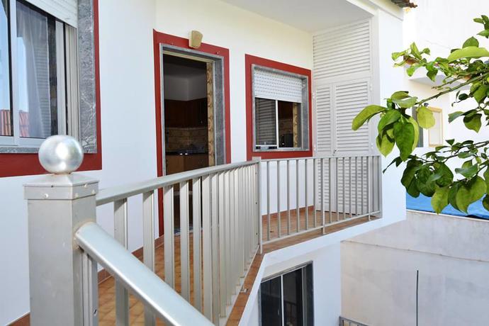 Imagen de los exteriores del Hostel Odeceixe. Foto 5