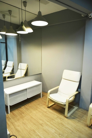 Imagen de los interiores del Hostel Oyo 783 Brunch Markers Cafe and. Foto 18