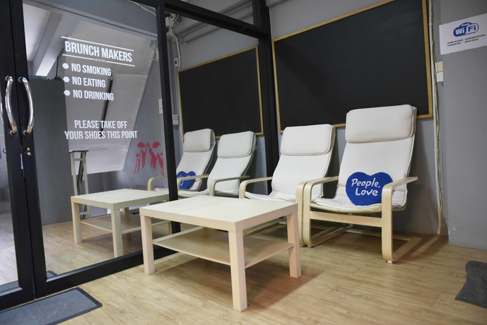 Imagen de los interiores del Hostel Oyo 783 Brunch Markers Cafe and. Foto 19