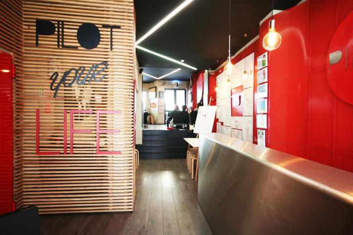 Imagen de los interiores del Hostel PILOT Design & Bar. Foto 11