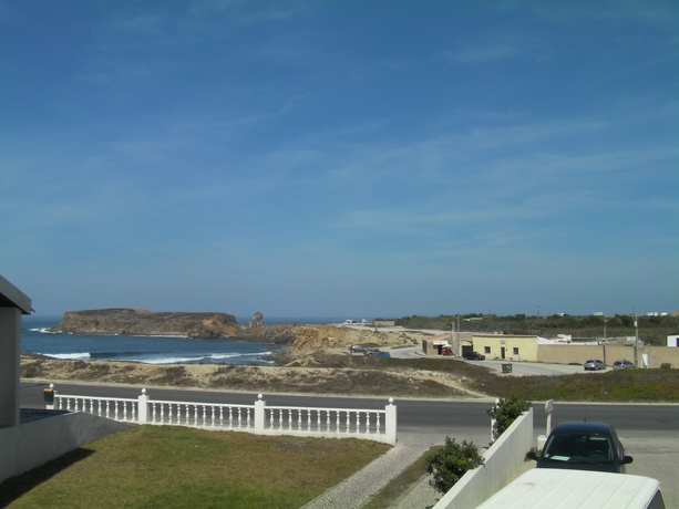 Imagen de los exteriores del Hostel Peniche Surf Lodge -. Foto 14