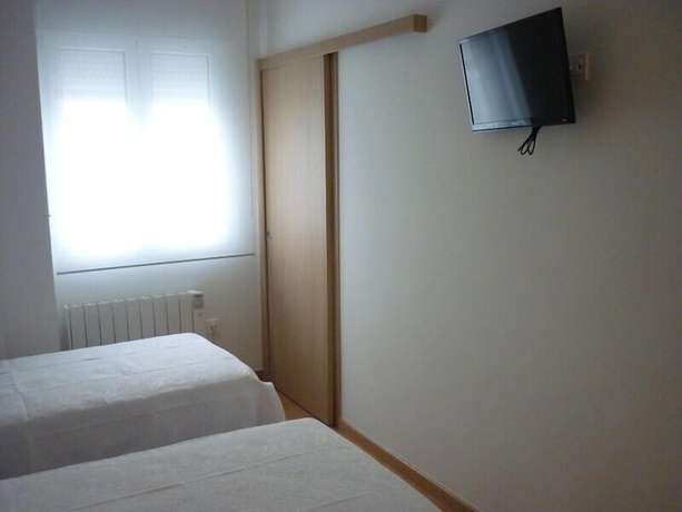 Imagen de la habitación del Hostel Pensión Albergue Puente Ribeira. Foto 11