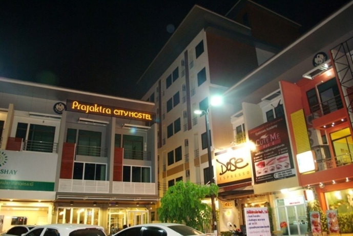 Imagen de los exteriores del Hostel Prajaktra City. Foto 3
