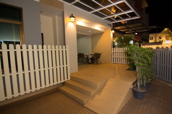 Imagen de los exteriores del Hostel Prajaktra City. Foto 4