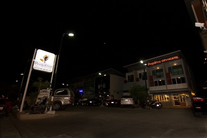 Imagen de los exteriores del Hostel Prajaktra City. Foto 5