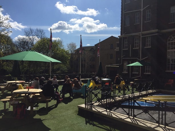 Imagen de los exteriores del Hostel RestUp London. Foto 7