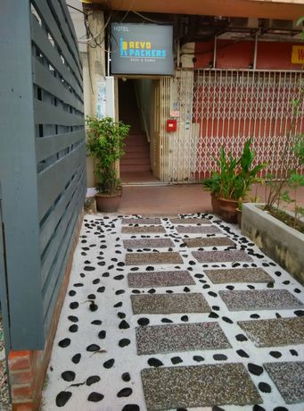 Imagen de los exteriores del Hostel Revopackers Beds and Bunks. Foto 9