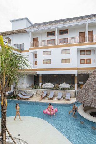 Imagen de la piscina del Hostel Roomates Surf Camp Canggu by Ini Vie Hospitality. Foto 15