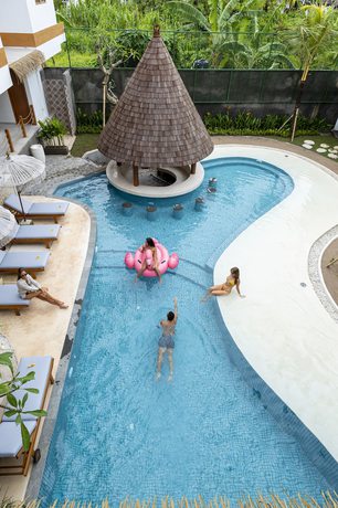 Imagen de la piscina del Hostel Roomates Surf Camp Canggu by Ini Vie Hospitality. Foto 16