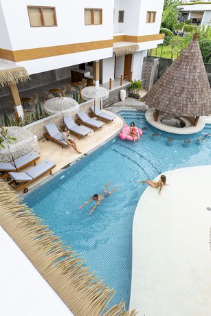 Imagen de la piscina del Hostel Roomates Surf Camp Canggu by Ini Vie Hospitality. Foto 17