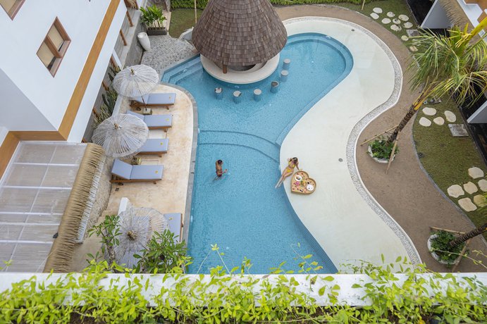 Imagen de la piscina del Hostel Roomates Surf Camp Canggu by Ini Vie Hospitality. Foto 18