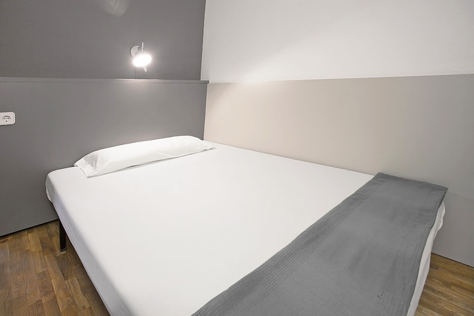 Imagen de la habitación del Hostel Sant Jordi s Sagrada Familia. Foto 10
