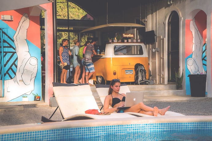 Imagen de la piscina del Hostel Selina Santa Teresa North. Foto 12