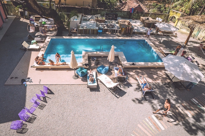 Imagen de la piscina del Hostel Selina Santa Teresa North. Foto 14