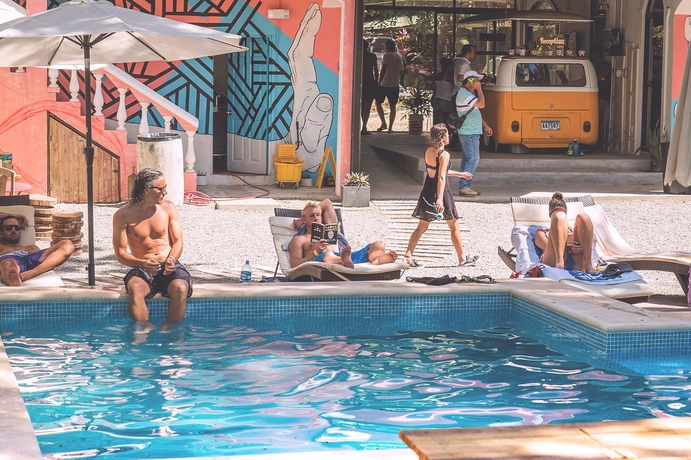 Imagen de la piscina del Hostel Selina Santa Teresa North. Foto 15