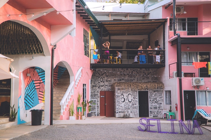 Imagen de la piscina del Hostel Selina Santa Teresa North. Foto 18