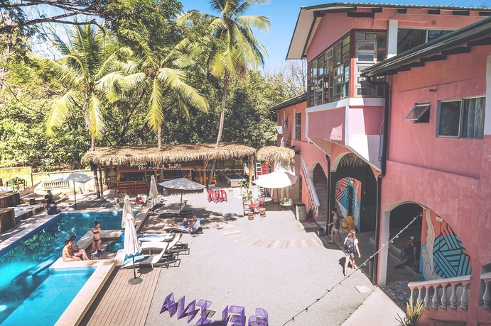 Imagen de la piscina del Hostel Selina Santa Teresa North. Foto 19