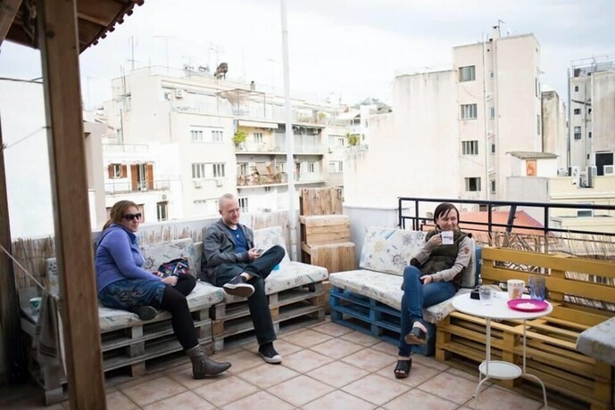 Imagen de los exteriores del Hostel Small Funny World Athens -. Foto 25