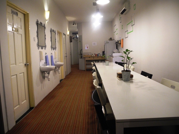 Imagen de los interiores del Hostel Submarine Guest House Chinatown -. Foto 14