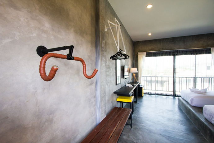 Imagen de la piscina del Hostel The Bike Loft Family. Foto 15