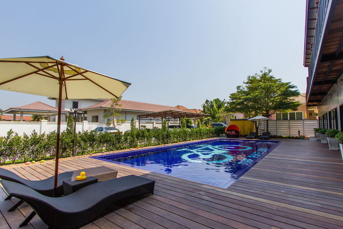 Imagen de la piscina del Hostel The Bike Loft Family. Foto 16