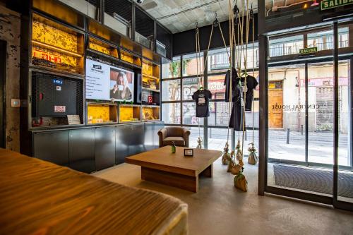 Imagen de los interiores del Hostel The Central House Madrid Lavapi&eacute;s. Foto 15