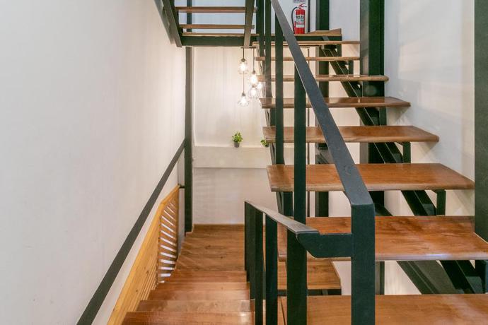Imagen de los interiores del Hostel Timber, Bangkok. Foto 16