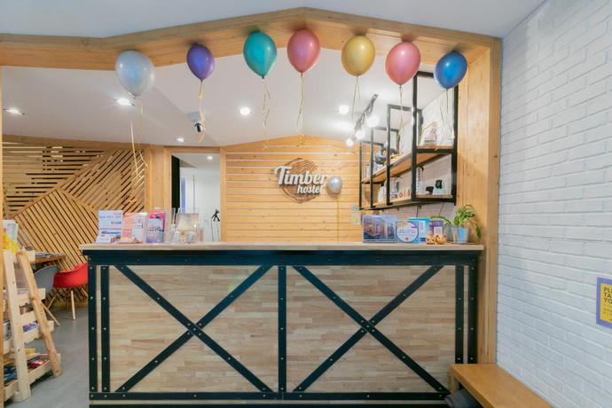 Imagen de los interiores del Hostel Timber, Bangkok. Foto 17