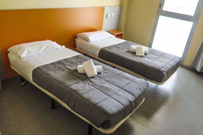Imagen de la habitación del Hostel Twentytu Hostel Barcelona. Foto 9