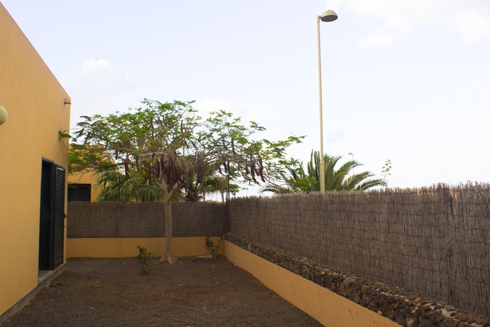 Imagen de los exteriores del Hostel Volcanic Beach. Foto 7