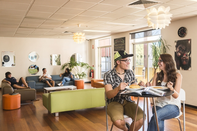 Imagen de los interiores del Hostel Yha Adelaide Central. Foto 16