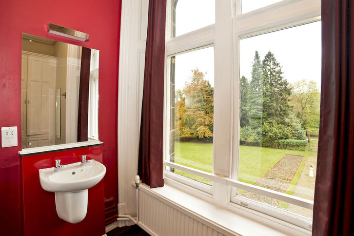 Imagen de los exteriores del Hostel Yha Castleton Losehill Hall -. Foto 9