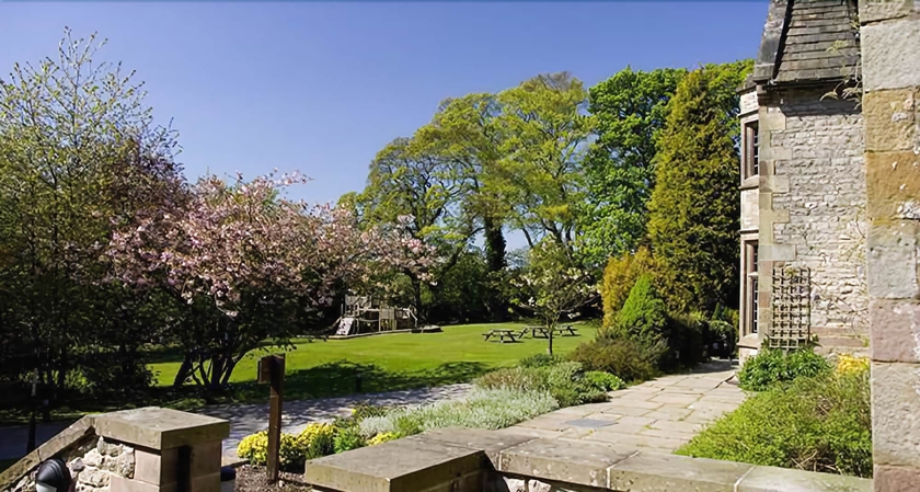 Imagen de los exteriores del Hostel Yha Hartington Hall -. Foto 8