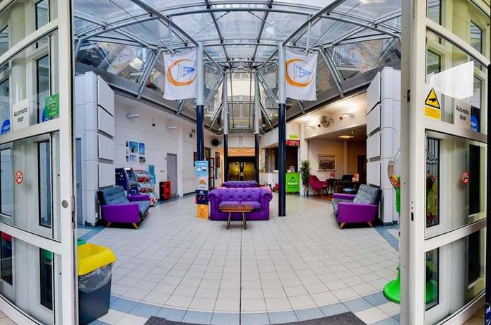 Imagen de los interiores del Hostel Yha London Thameside. Foto 18