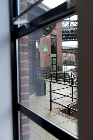 Imagen de los exteriores del Hostel Yha Manchester -. Foto 3