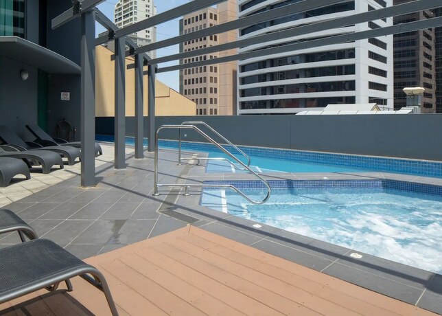 Imagen de la piscina del Hotel 1 Bedroom Studio Apartment Near Eagle Street. Foto 23