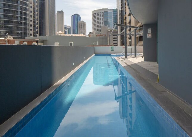 Imagen de la piscina del Hotel 1 Bedroom Studio Apartment Near Eagle Street. Foto 24